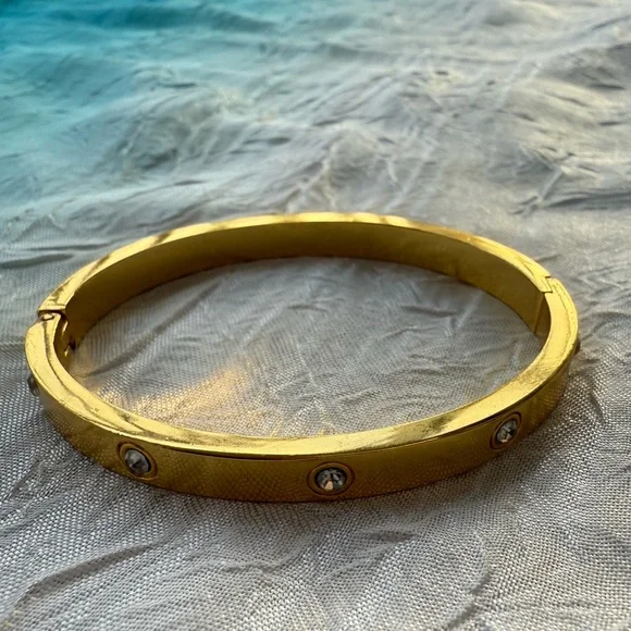 Elegant 18K Gold plated Bracelet with Crystal Accents

Stainless Steel - Picture 2 of 7